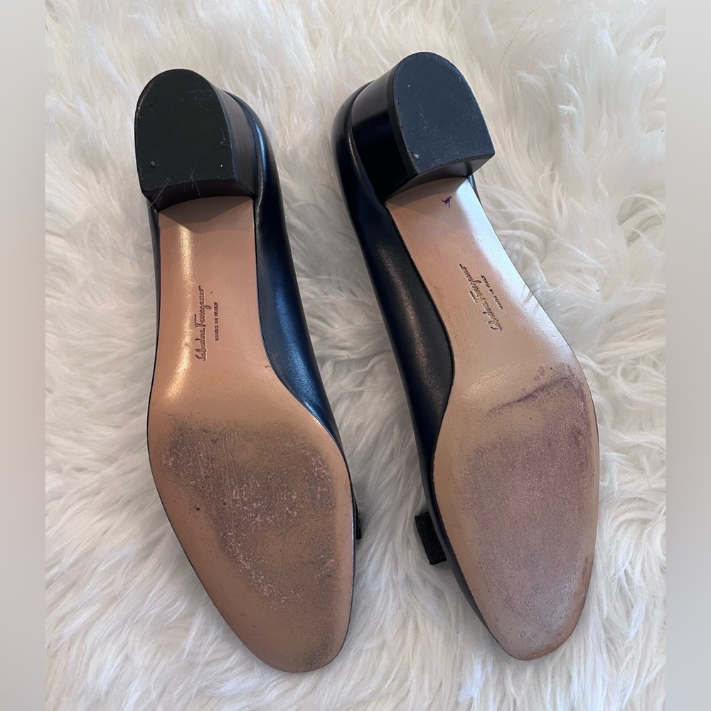 VTG Salvatore Ferragamo Women’s 9.5 3A Narrow/Slim Navy Blue Vara Leather Pumps - Picture 4 of 11